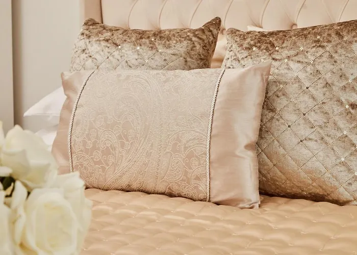 Deluxe Apt, River Canal View& Free Parking! 아파트 리즈