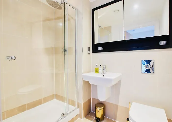 Deluxe Apt, River Canal View& Free Parking! * 리즈