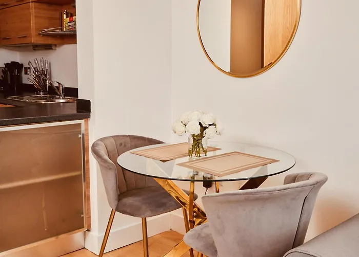 Deluxe Apt, River Canal View& Free Parking! 아파트 리즈