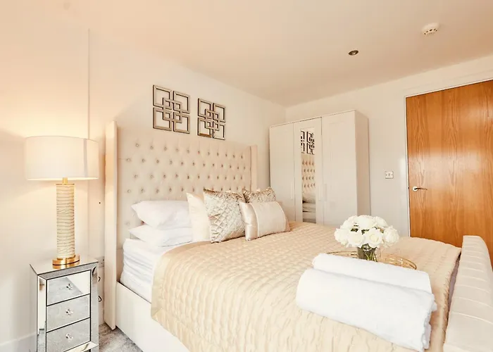 Deluxe Apt, River Canal View& Free Parking! 아파트