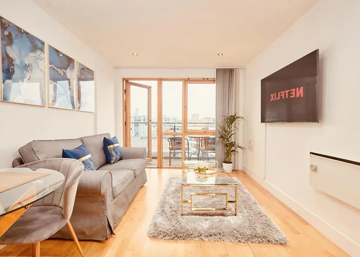 Deluxe Apt, River Canal View& Free Parking! 리즈