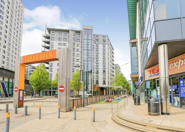 아파트 Deluxe Apt, River Canal View& Free Parking! 리즈